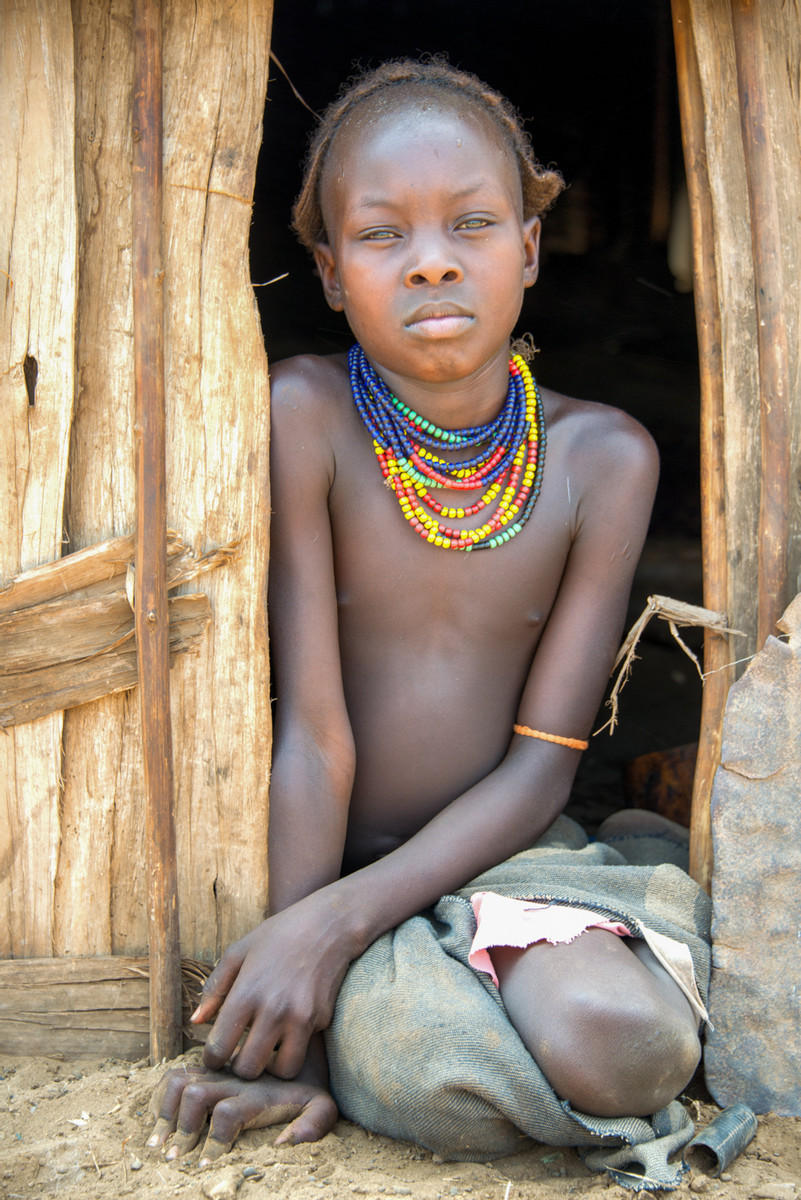 young girl : Ethiopia,  Vanishing Omo Tribess : ELIZABETH SANJUAN PHOTOGRAPHY