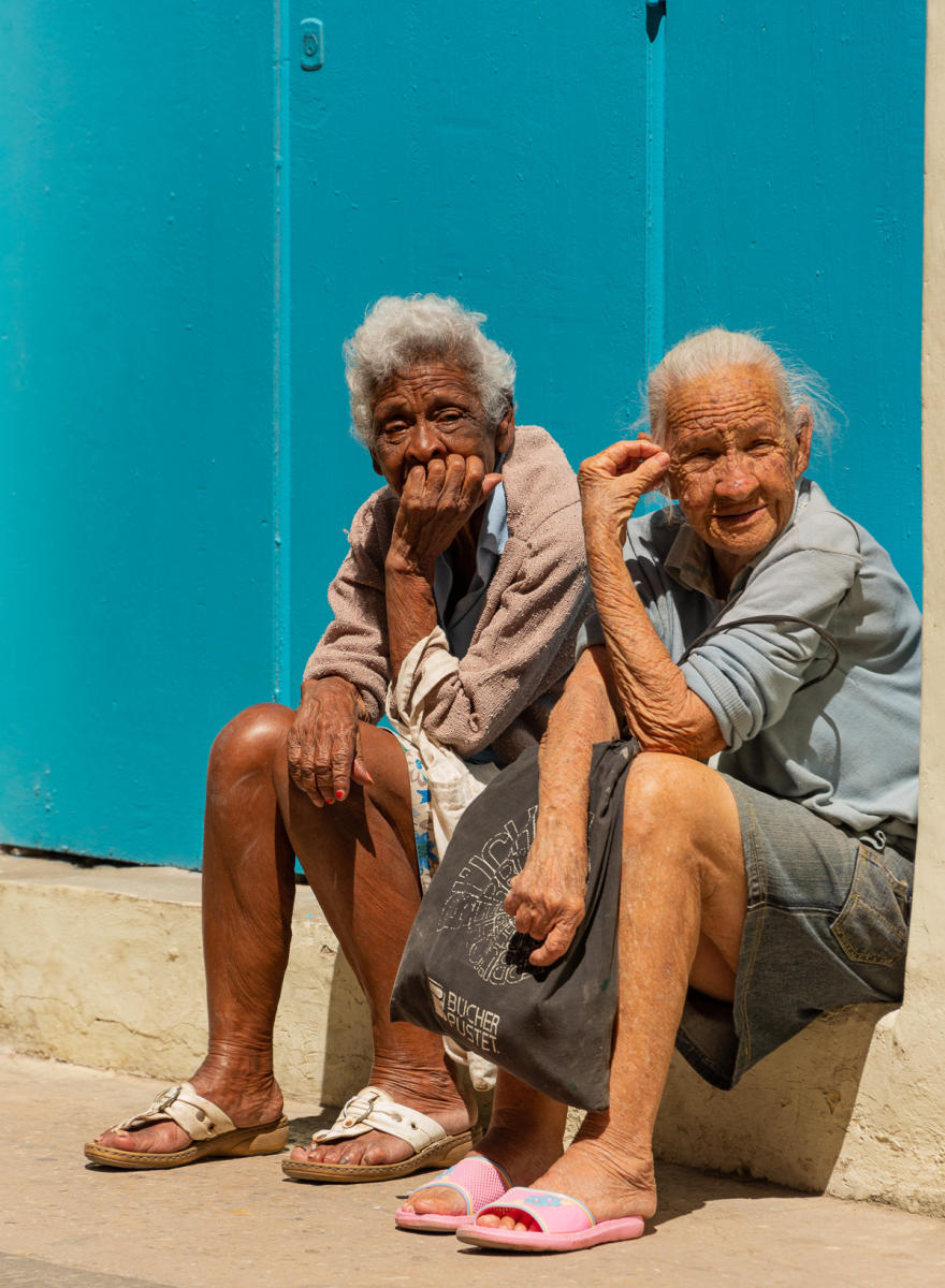 Amigas : Cuba, Where Time Stands Still : ELIZABETH SANJUAN PHOTOGRAPHY