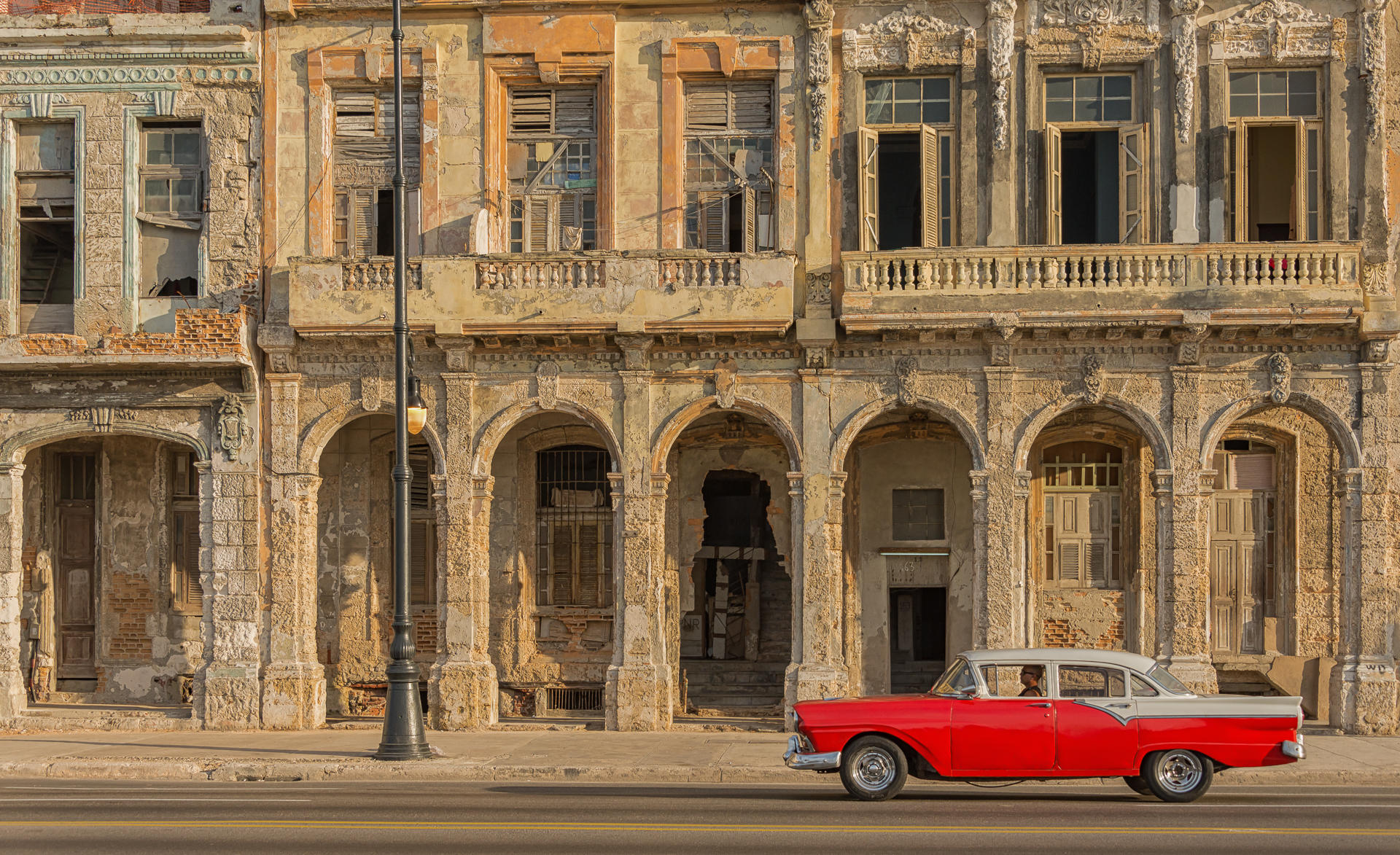 Red and White  : Cuba, Where Time Stands Still : ELIZABETH SANJUAN PHOTOGRAPHY