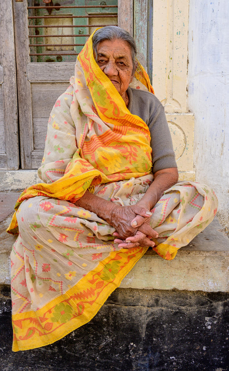 Viejita in Yellow : India & Sri Lanka, Resounding Colors : ELIZABETH SANJUAN PHOTOGRAPHY