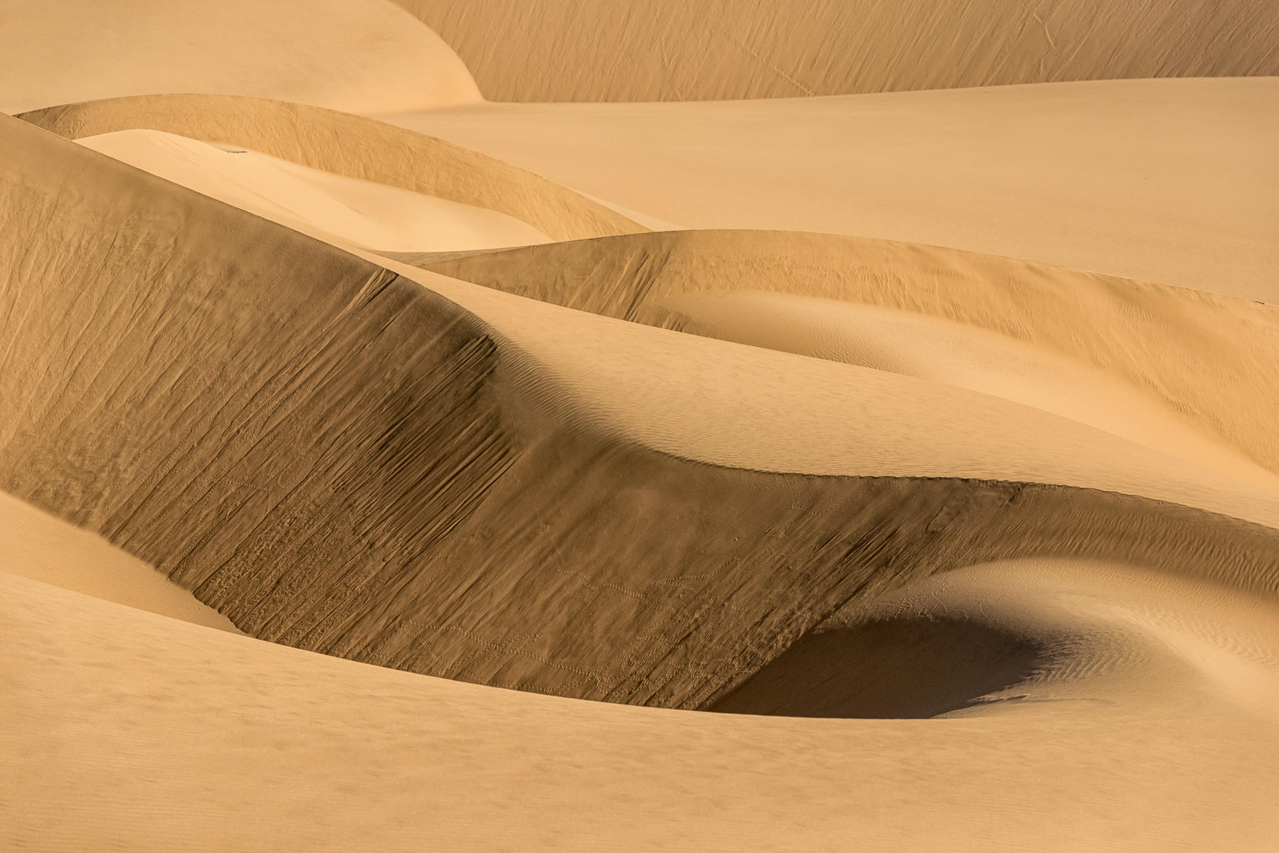 Rounded Dunes : Namibia, The Land of Dunes : ELIZABETH SANJUAN PHOTOGRAPHY