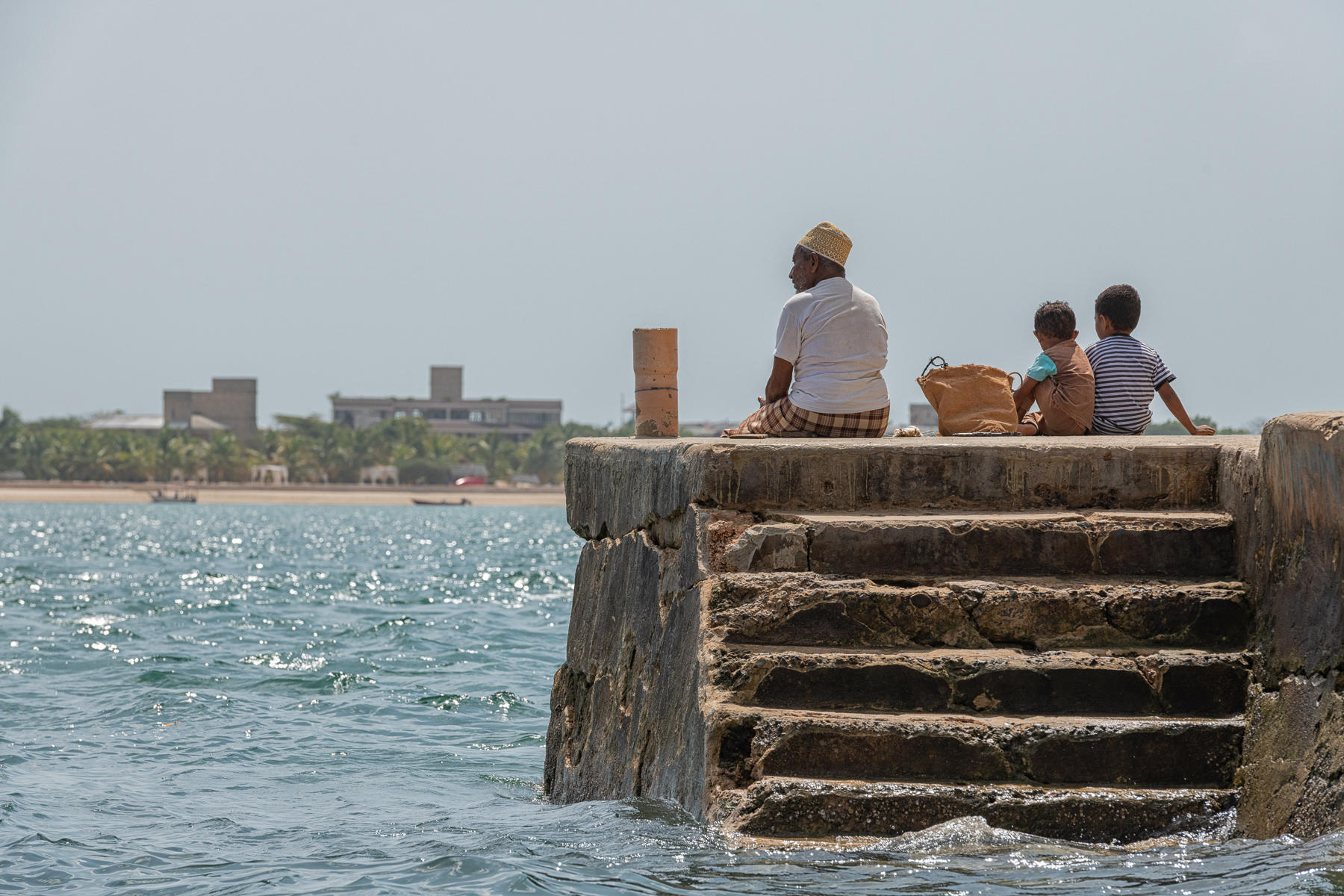 Waiting for Water Taxi : Kenya, Lamu, Where the World is Still : ELIZABETH SANJUAN PHOTOGRAPHY