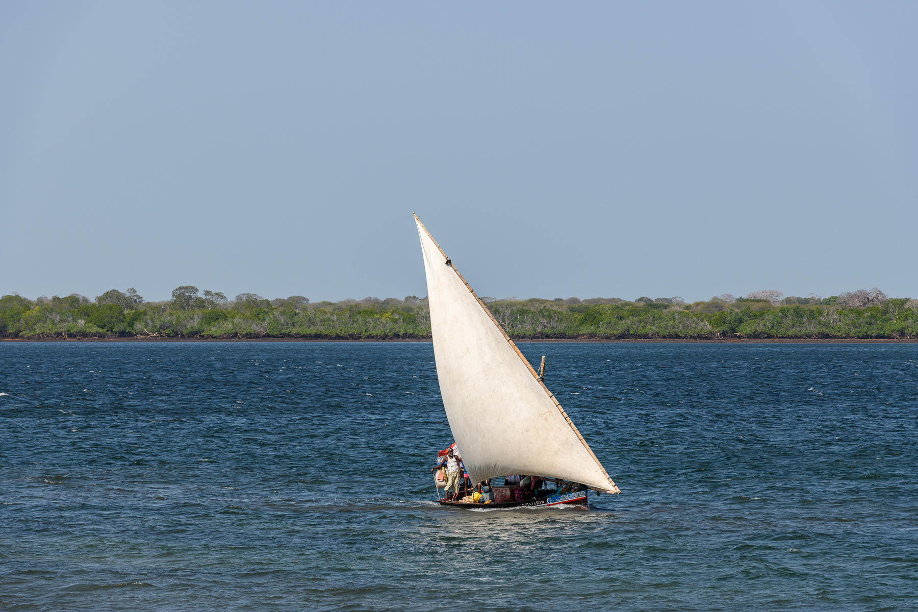 Working Dhow : Kenya, Lamu, Where the World is Still : ELIZABETH SANJUAN PHOTOGRAPHY